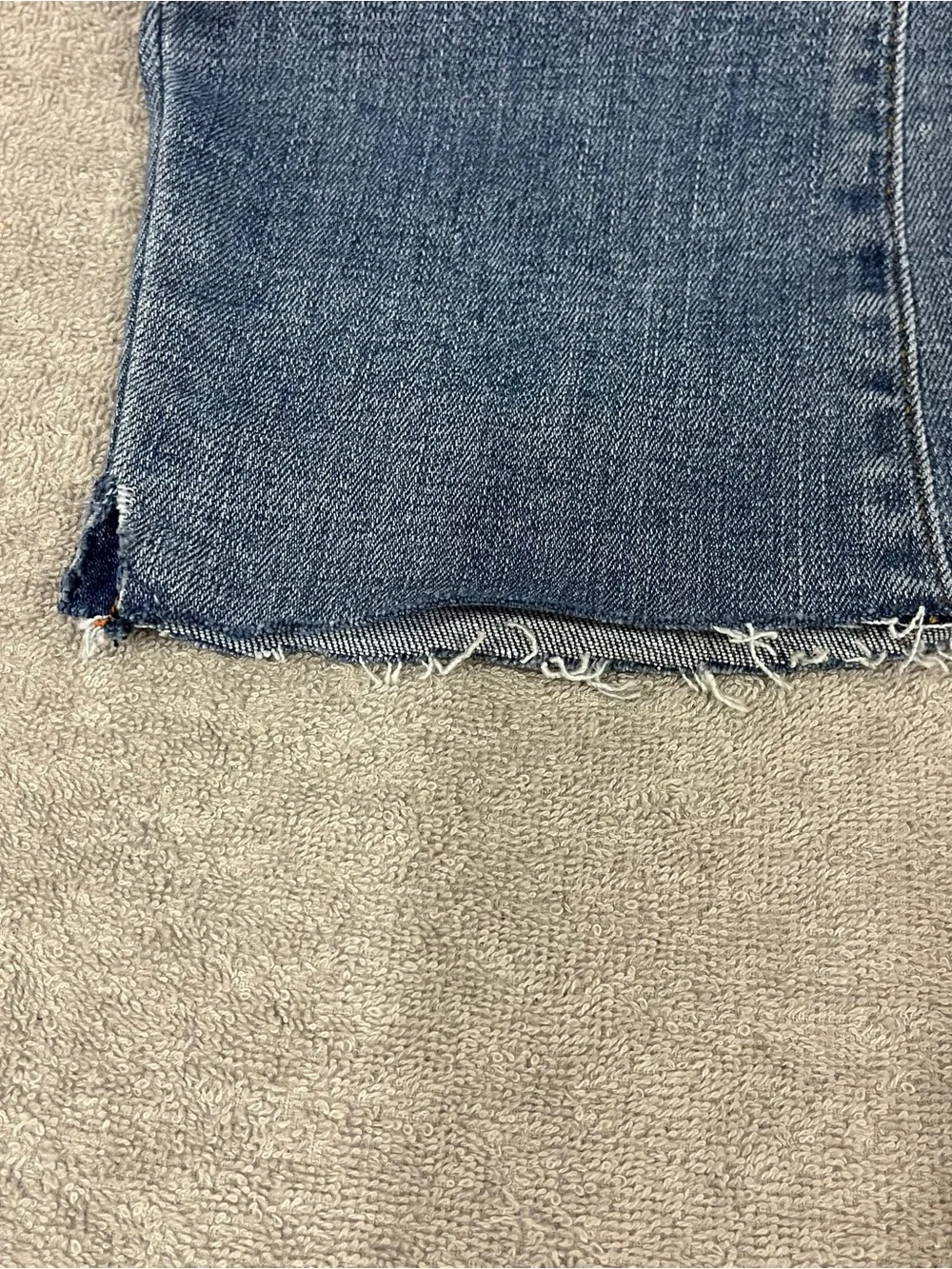 NWT Men’s Diesel 1983-09C01 Light Wash Denim Size 34x32 Raw Hem W/ Defect (Read)